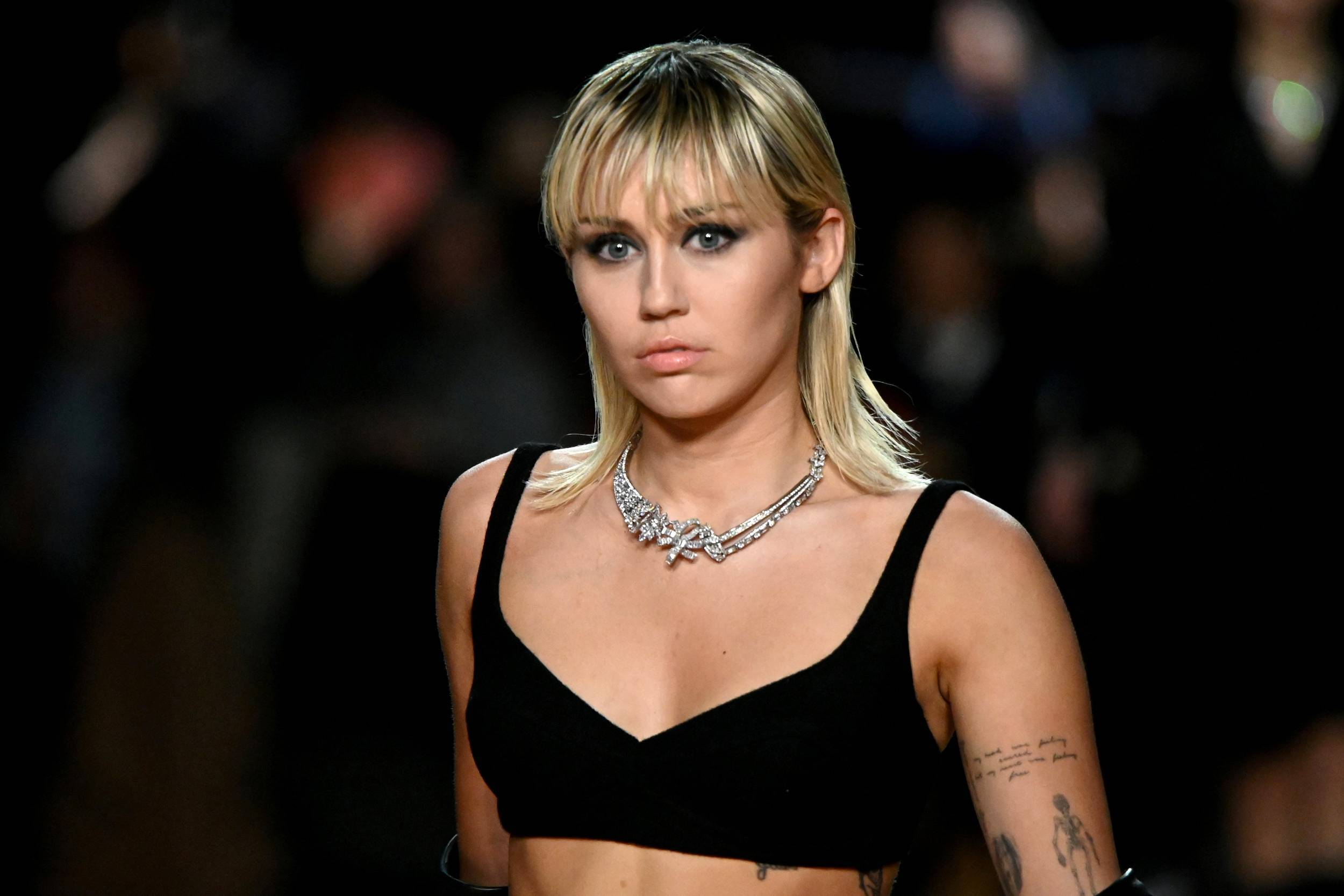 Miley Cyrus a renunțat pentru totdeauna la alcool și substanțe interzie. Motivul din spatele acestei descizii