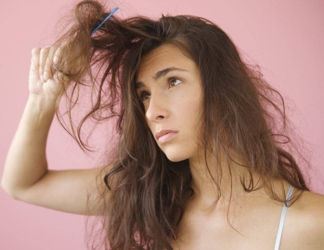 Aveți părul dificil de pieptănat? Iată ce produse pentru descurcarea părului puteți folosi