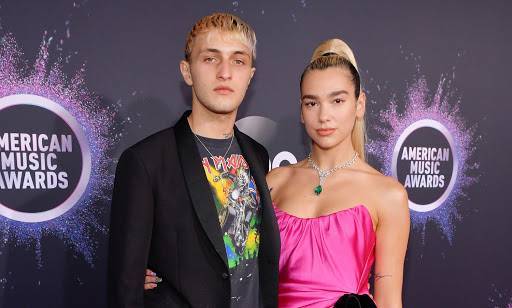 Dua Lipa îi ureaza „la mulți ani” iubitului ei, Anwar Hadid! Acesta este nimeni altul decât fratele supermodelelor Bella și Gigi Hadid