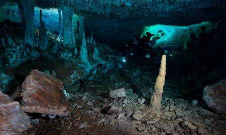O mină veche de 11.000 de ani dintr-o peștera subacvatică îi surprinde pe arheologi