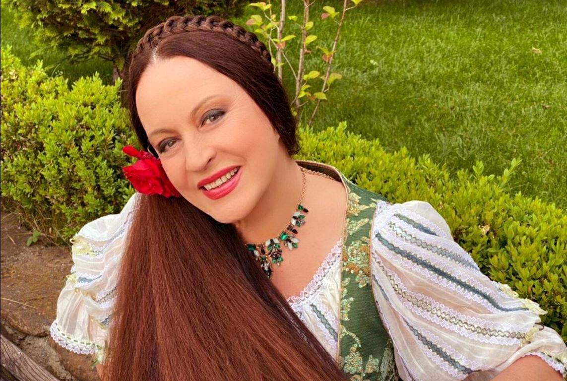 Maria Dragomiroiu și secretele părului său lung. Îsi taie părul și îl aruncă în grădină