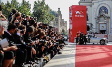 La Festivalul de Film de la Veneția, femeile regizoare domină eleganța pe covorul roșu