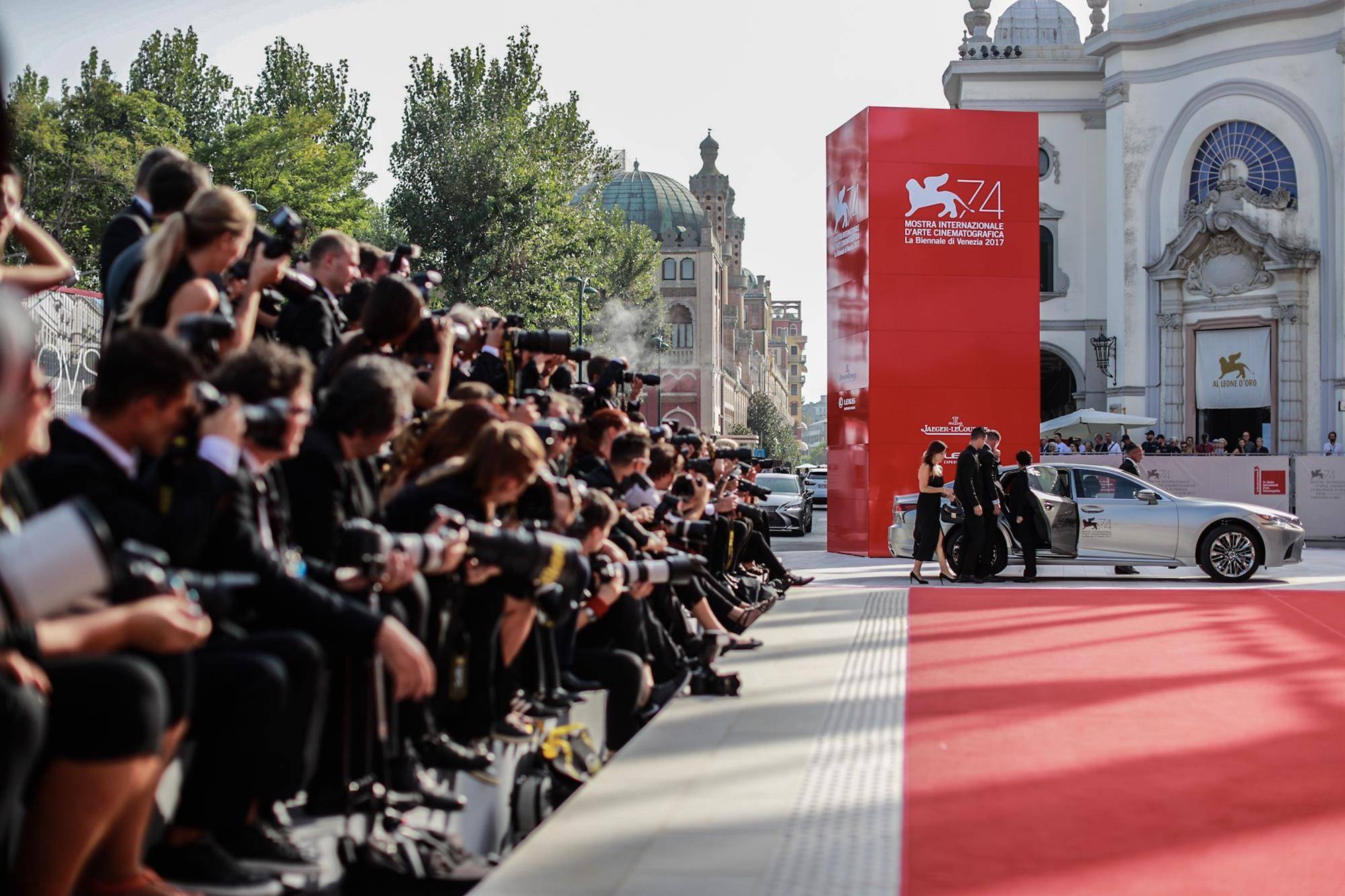 La Festivalul de Film de la Veneția, femeile regizoare domină eleganța pe covorul roșu