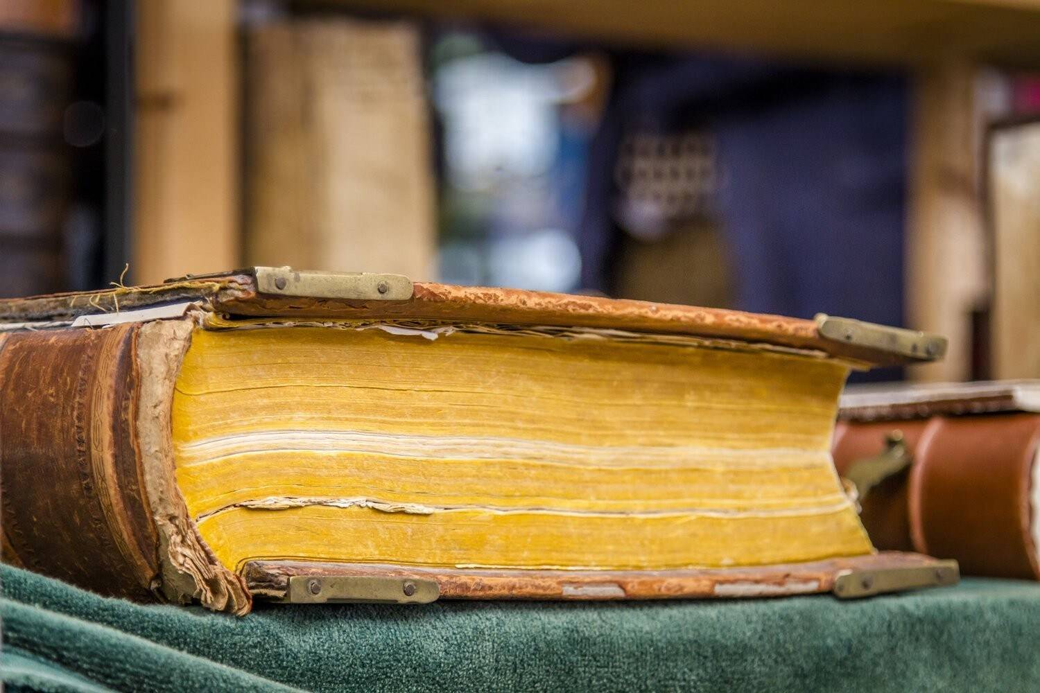 De ce paginile de cărții devin galbene în timp