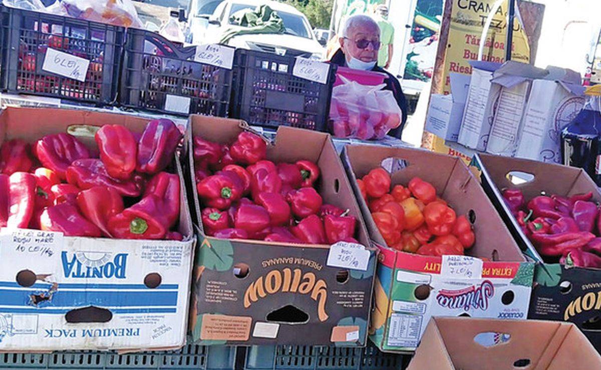 Alexandru Arșinel vinde legume în piață