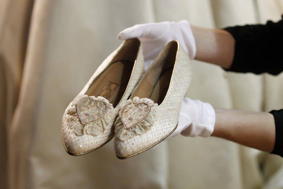 Povestea pantofilor purtați de Prințesa Diana în ziua nunții sale. Aveau inscripționați pe toc un mic mesaj secret