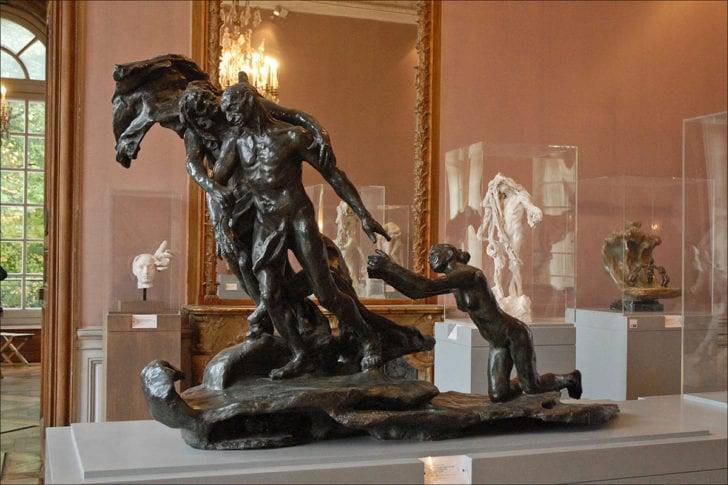 La zece ani de la prima lor întâlnire, relația romantică a lui Claudel și Rodin s-a încheiat în 1892. Cu toate acestea, ei au rămas în relații profesionale bune, iar în 1895 Rodin a sprijinit prima comisie a lui Claudel din statul francez. Sculptura rezultată, L'Âge mûr (1884-1900), cuprinde trei figuri nud într-un triunghi amoros aparent: în stânga, un bărbat mai în vârstă este atras în îmbrățișarea unei femei asemănătoare unei crone, în timp ce în dreapta o femeie mai tânără îngenunchează cu brațele întinse, parcă l-ar implora pe bărbat să rămână cu ea. Această ezitare la esența destinului este considerată de mulți ca reprezentând defalcarea relației lui Claudel și Rodin, în special refuzul lui Rodin de a părăsi Rose Beuret. Versiunea în gips a L’Âge mûr a fost expusă în iunie 1899 la Société Nationale des Beaux-Arts. Debutul public al operei a fost moartea relației de lucru a lui Claudel și Rodin: Șocat și jignit de piesă, Rodin și-a rupt complet legăturile cu fostul său iubit. Comisia de stat a lui Claudel a fost ulterior revocată; deși nu există dovezi definitive, este posibil ca Rodin să fi presat ministerul artelor plastice pentru a pune capăt colaborării sale cu Claudel.