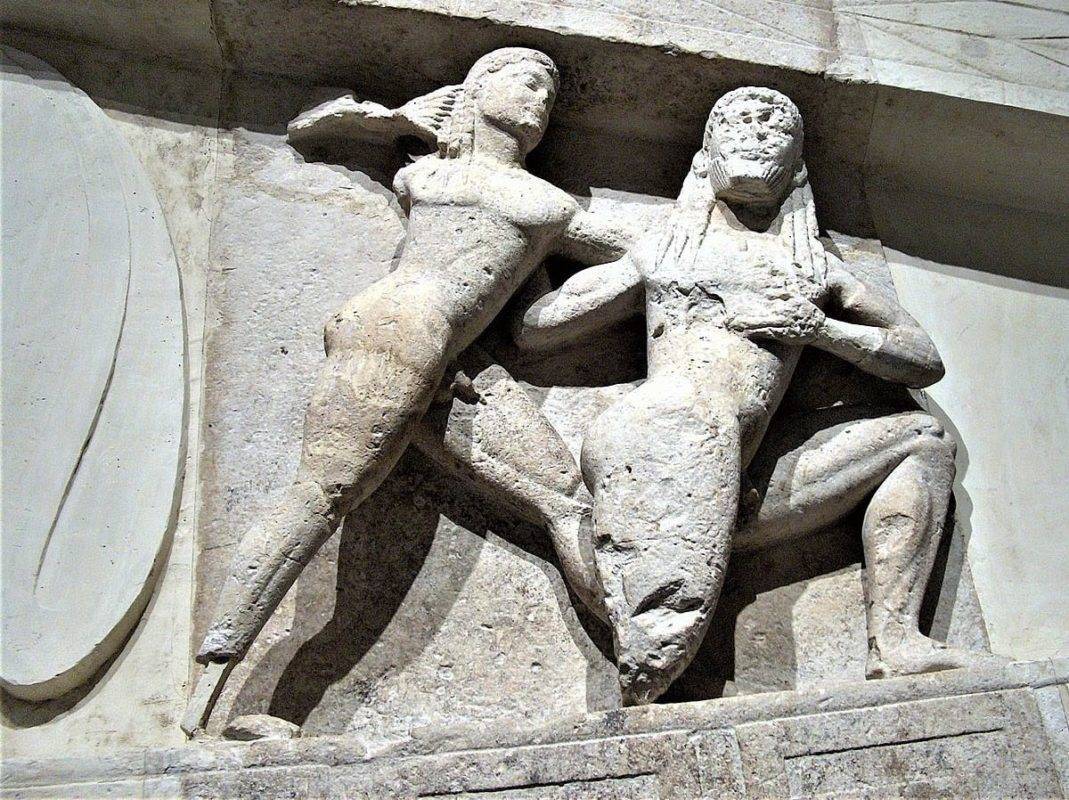 Ce au în comun templul lui Artemis din Corfu și Capul Medusei