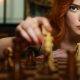 „Gambitul damei”, cea mai nouă serie realizată de Netflix. Orfana care a ajuns în topul jucătorilor de șah