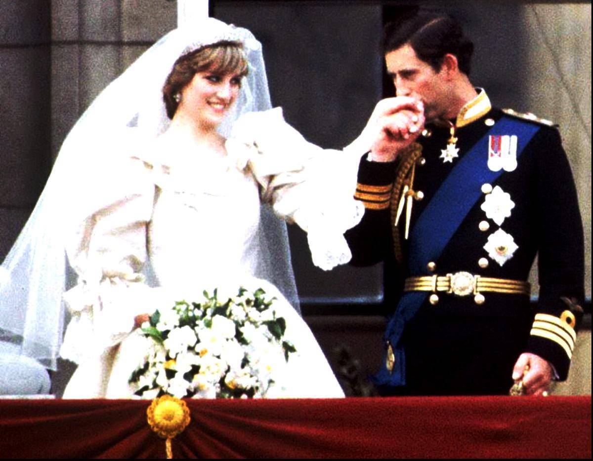 Prințul Charles ar fi sărutat-o pentru prima dată pe prințesa Diana într-un moment în care se simțea singur