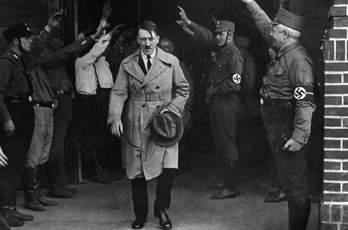 Liderul nazist Adolf Hitler a murit sau nu în urma unui act suicidal
