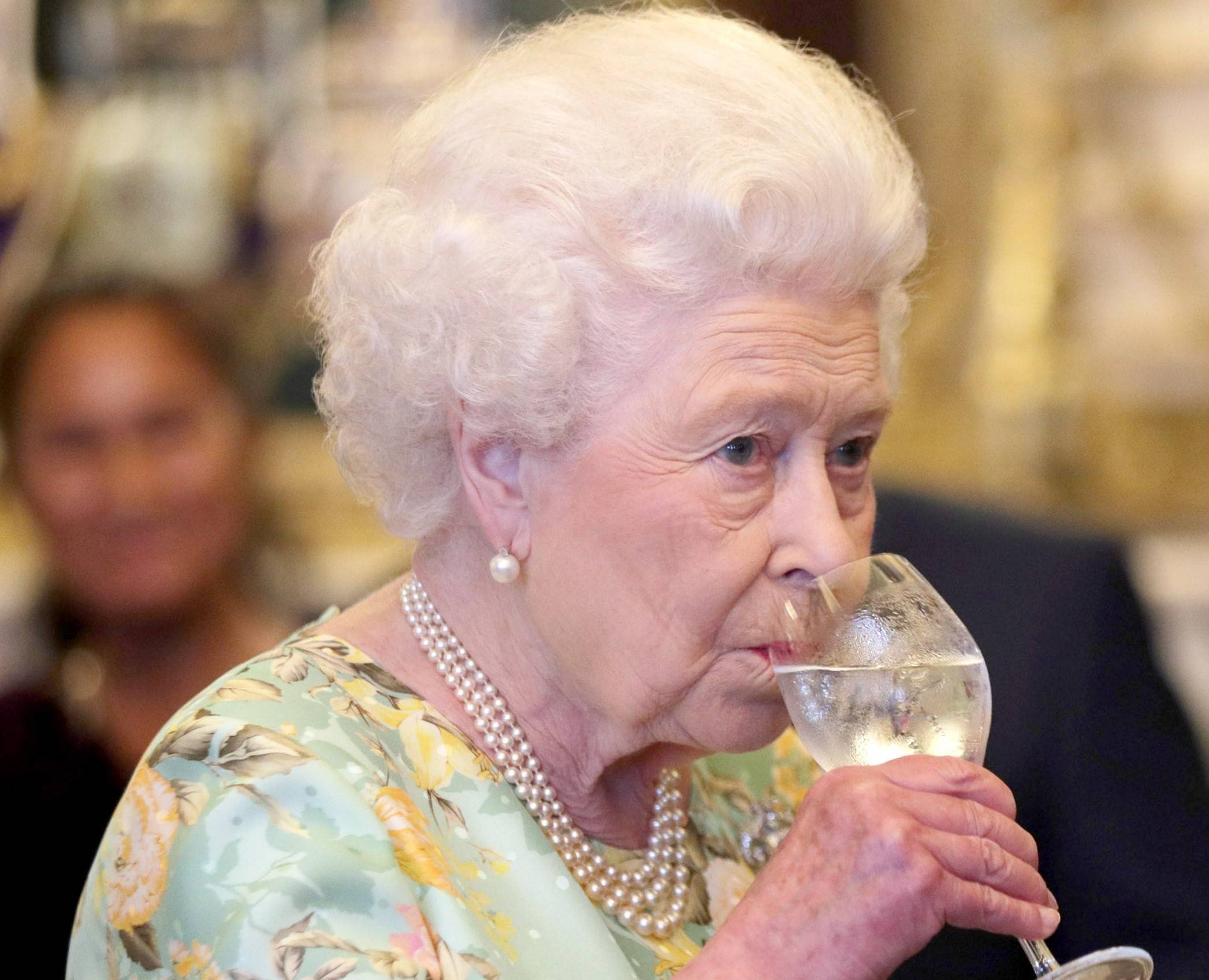 Regina Elisabeta a II-a s-a confruntat cu furturi din Palatul Buckingham. Lucrurile au fost vândute pe eBay