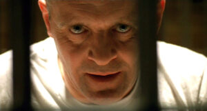 Hannibal Lecter: povestea criminalul cu o minte genială, deghizat într-un gentleman impecabil