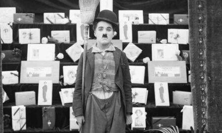 Charlie Chaplin, simbolul filmului mut, ar fi împlinit azi 132 de ani!