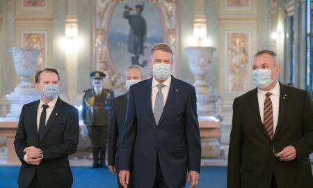 O fotografie în care apare Iohannis a stârnit controverse! Cine este bărbatul cu mustața desenată pe mască