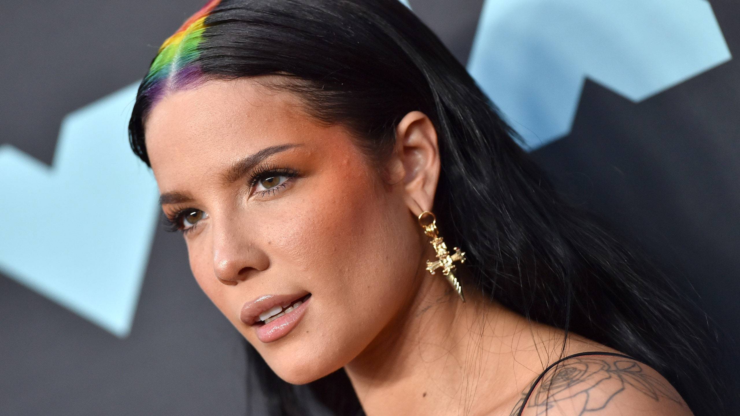 Halsey nu se mai ascunde! Iată cum arată vedeta pe Instagram cu burtica la vedere!