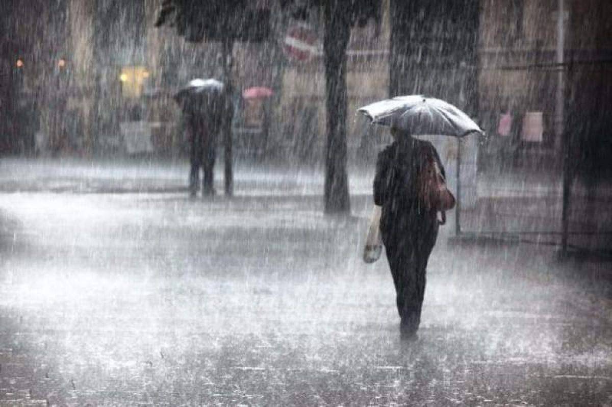 Începând cu ora 12:00, România intră sub cod galben de vreme severă. Sunt anunțate ploi torențiale, grindină și vijelii