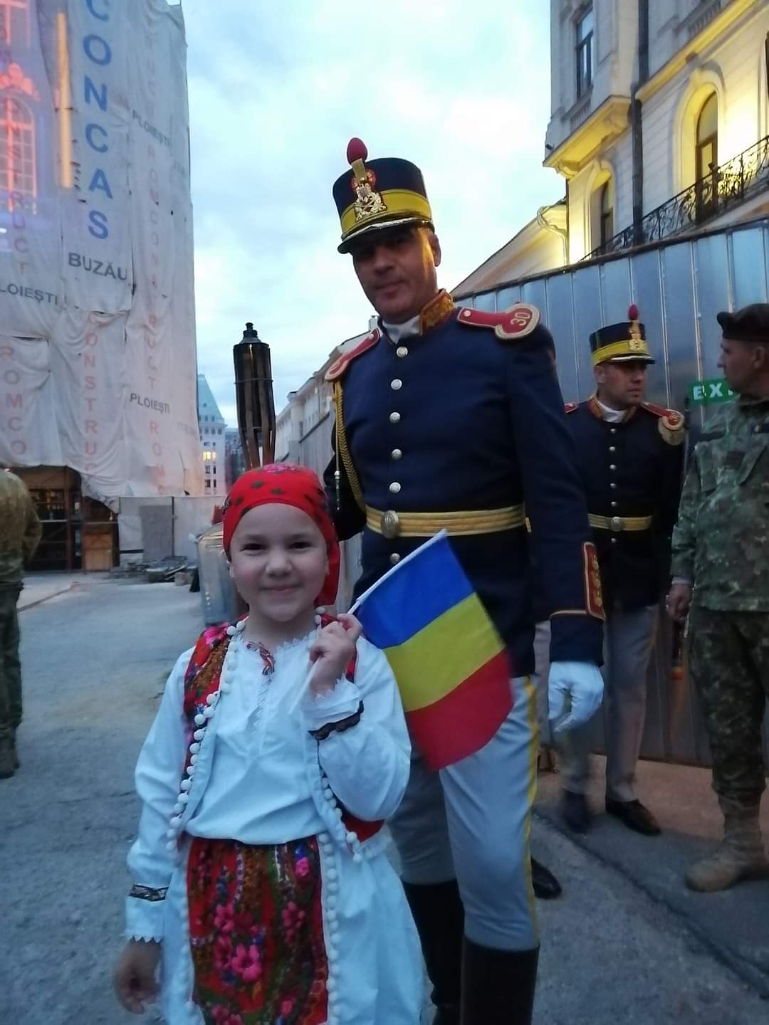 Video. Moment unic în România. La doar câțiva anișori, o fetiță a defilat cu militarii Brigăzii 30 Gardă