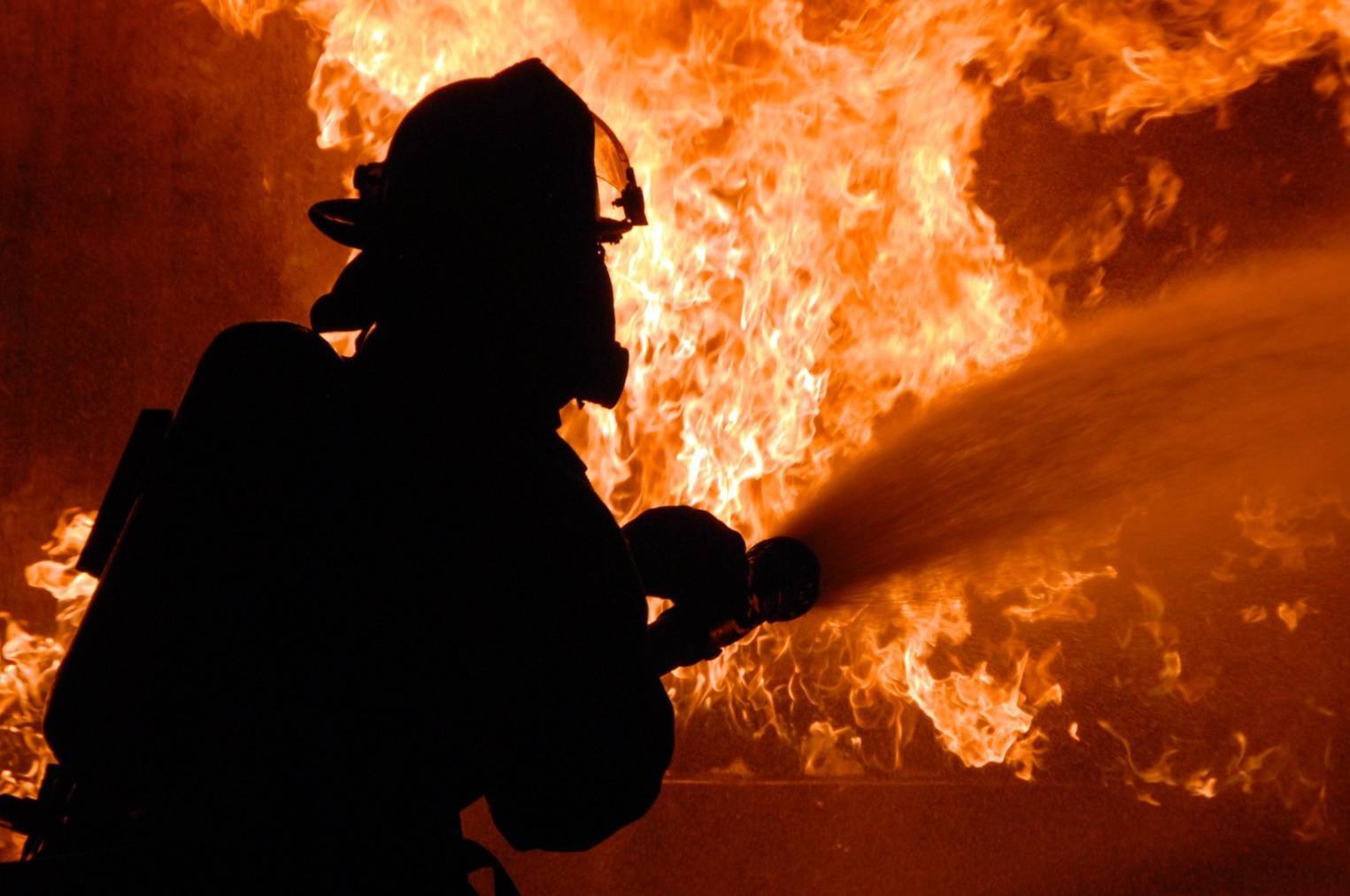Incendiu puternic la o casă din București! În pod a fost găsită o persoană decedată