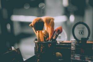 Obiceiuri pe care majoritatea femeilor le au atunci când vine vorba de make-up și care dăunează sănătății