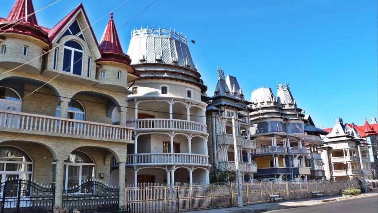 „Palatele ţigăneşti din Huedin” ar putea deveni un simbol pentru Cluj! Ce propune Adrian Dohotaru