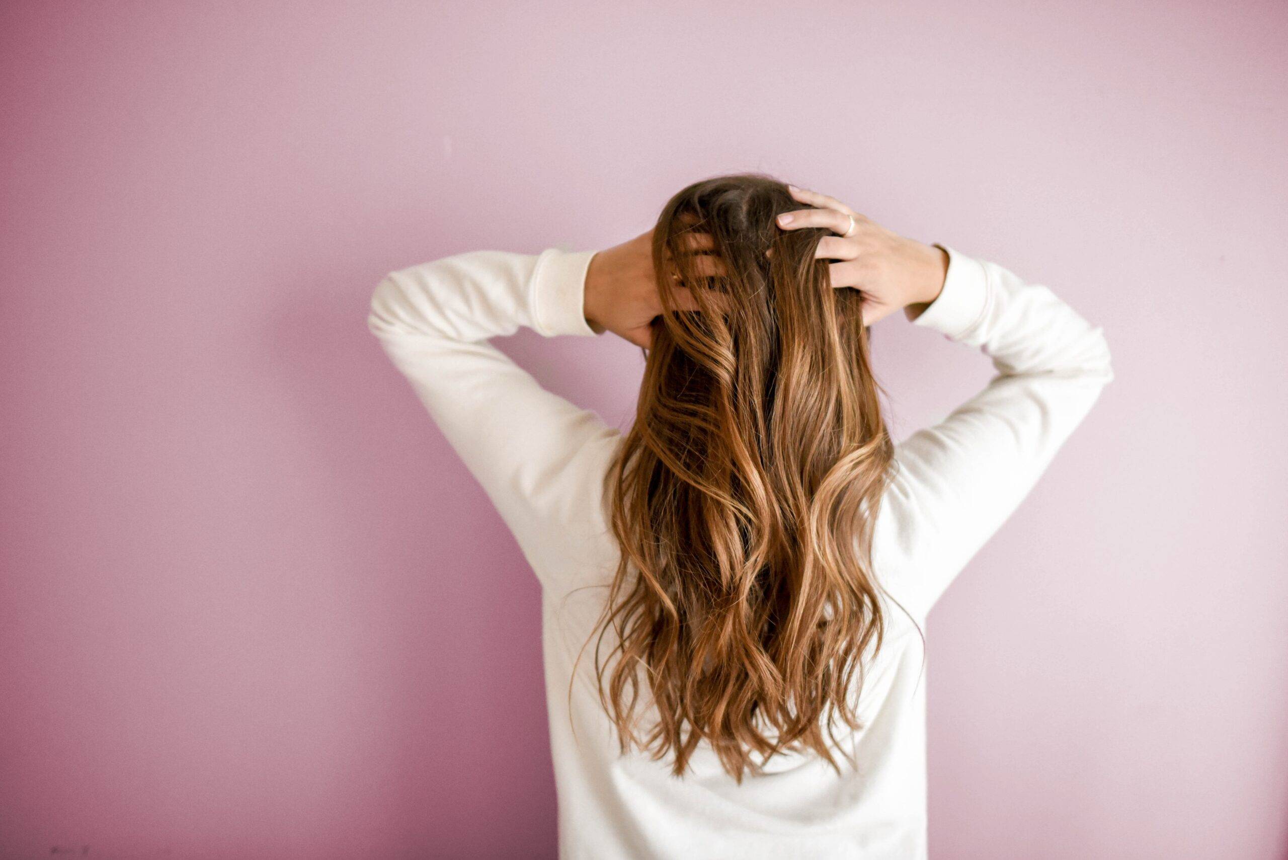 Topul celor mai comune greșeli care ți-ar putea deteriora părul foarte tare