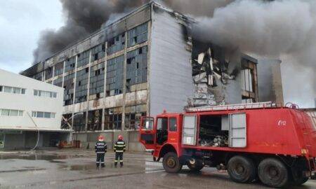 Incendiu de proporții la o hală din Prahova! Pompierii suspectează că în interior ar fi prinsă o persoană