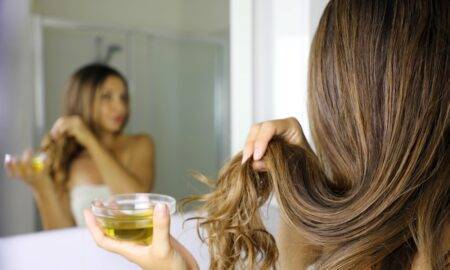 4 uleiuri naturale care vă vor ajuta să aveți un păr cât mai sănătos pe o perioadă îndelungată