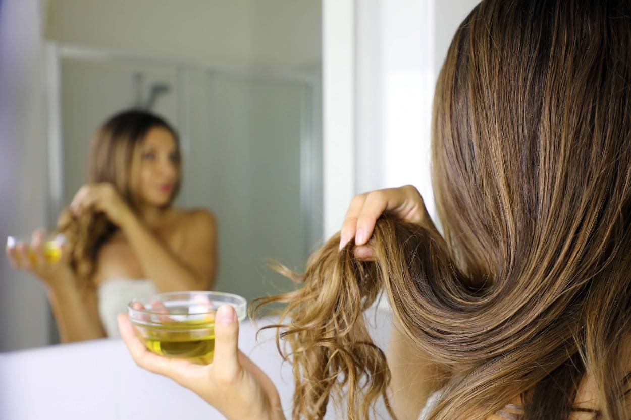 4 uleiuri naturale care vă vor ajuta să aveți un păr cât mai sănătos pe o perioadă îndelungată