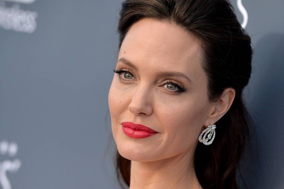Angelina Jolie a fost văzută alături de copiii săi la cumpărături în Paris