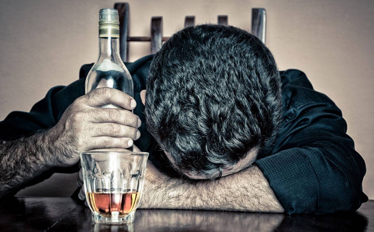 Efecte greu de imaginat pe care consumul de alcool în cantitate mare le poate avea asupra organismului