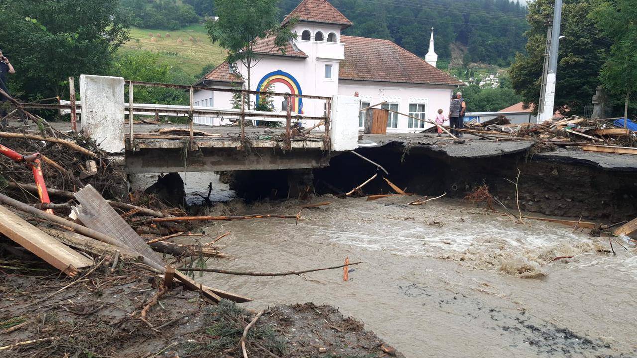 Românii afectați de inundații, evacuați la căminul din Roșia Montană