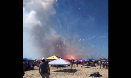 Camion plin cu artificii, explodat pe o plajă plină cu oameni