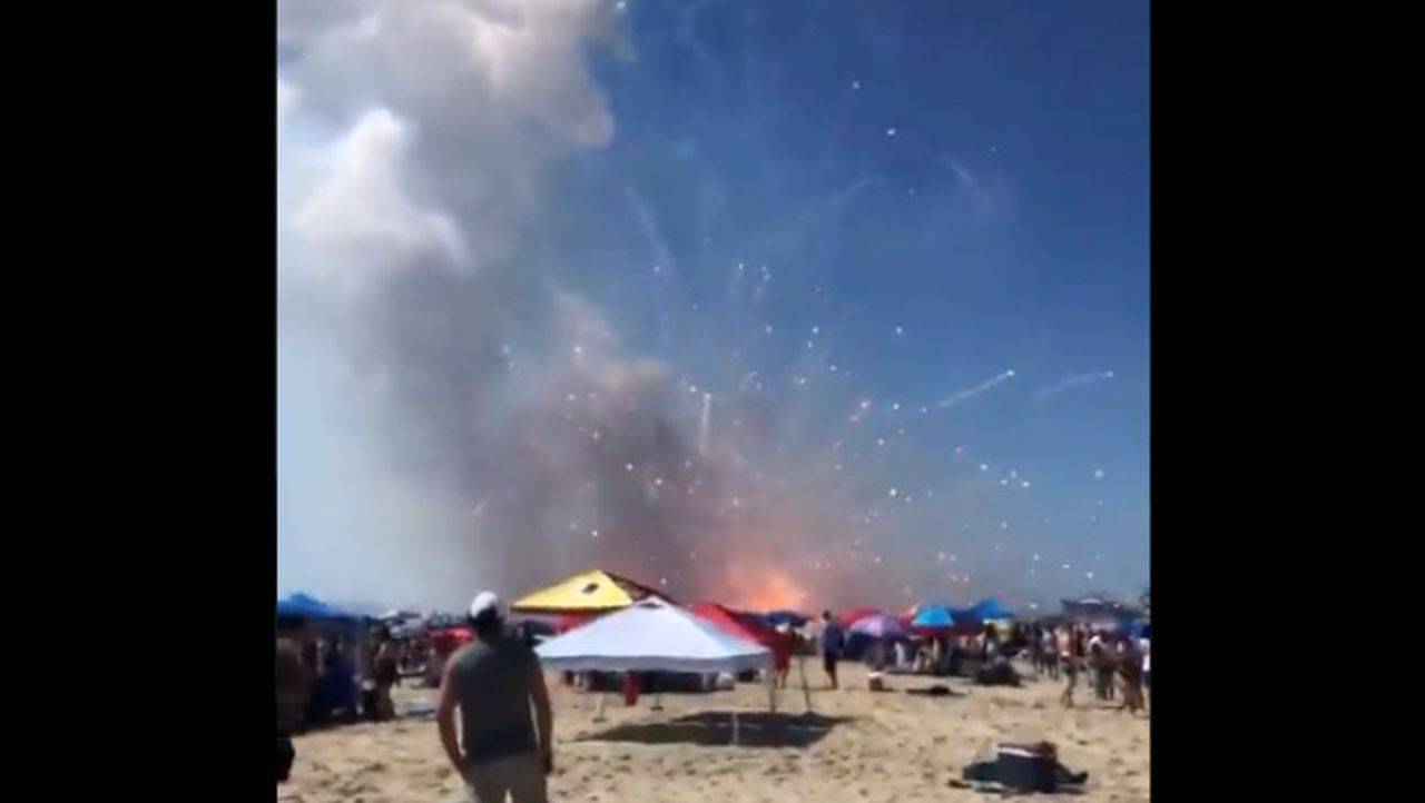 Camion plin cu artificii, explodat pe o plajă plină cu oameni