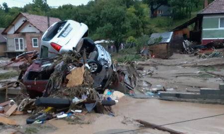 Sute de persoane evacuate, din cauza inundațiilor din Alba