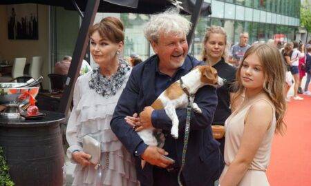 Vedete canine, pe covorul roșu, la lansarea unui film despre „Câinele care i-a învățat pe oameni să trăiască”