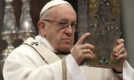 Papa Francisc îi sfătuiește pe oameni să nu se izoleze pe telefoanele mobile, ci să se asculte unii pe ceilalți
