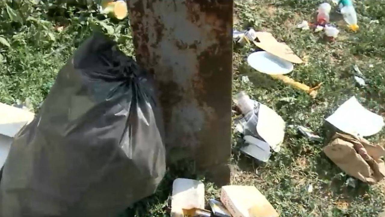 Suntem ceea ce lăsăm în urma noastră! Turiștii din Costinești lasă zilnic tone de gunoi în spațiile publice