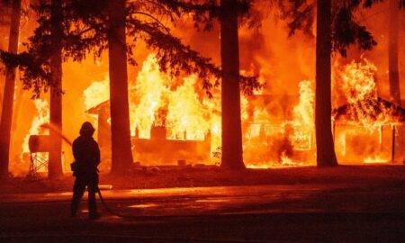 Flăcările au cuprins California! S-au dat noi ordine generale de evacuare, din cauza incendiului Dixie