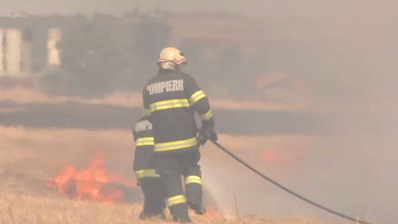 Pompierii din România au fost în alertă din cauza mai multor incendii. Au ars mai multe hectare de vegetație