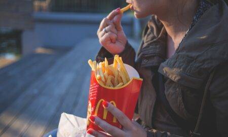O femeie din Rusia a dat McDonald’s în judecată după ce o reclamă a lanțului fast food a făcut-o să păcătuiască