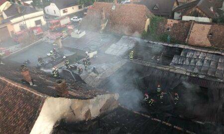 Un restaurant din Brașov a fost mistuit de un incendiu! Flăcările s-au extins la alte două depozite