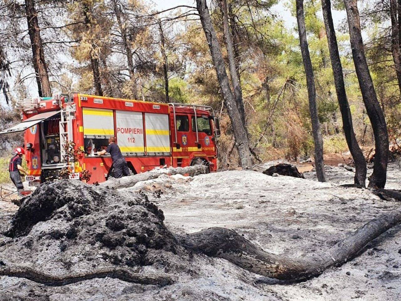 O nouă zi, o nouă intervenție masivă a pompierilor români aflați în Grecia