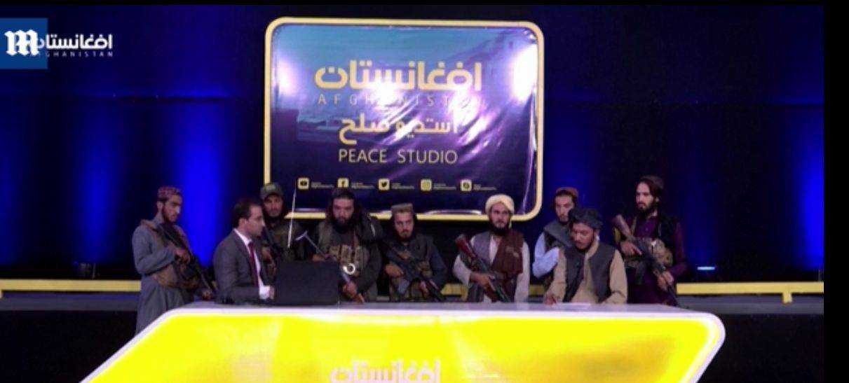 Video. Talibanii au intrat peste un prezentator TV! Acesta a fost obligat să le transmită mesajele