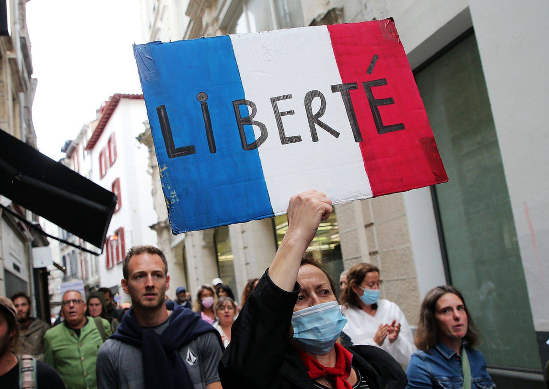 Protestele continuă în Franța. Oamenii sunt nemulțumiți de introducerea ,,permisului sanitar”