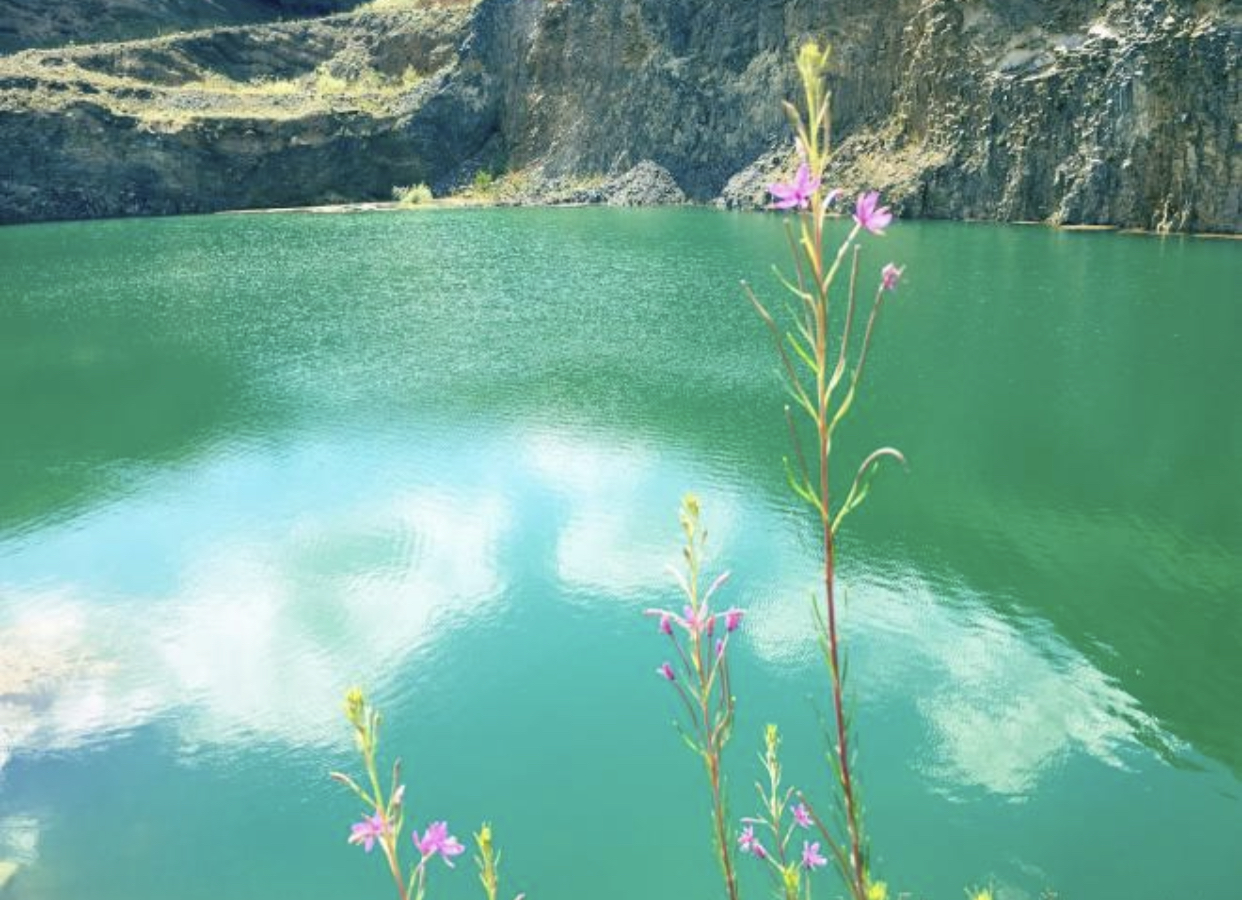 Există în România! Lacul de Smarald și Coloanele de bazalt de la Racoș. Peisajul ce pare desprins de pe alt continent!