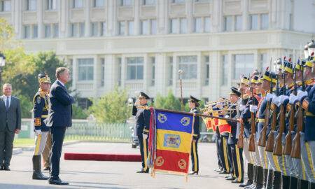Klaus Iohannis a oferit Drapelul de luptă Spitalului Universitar de Urgenţă Militar „Carol Davila” 