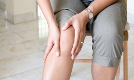 Durerile de genunchi persistente ascund afecțiuni grave. Semnele care îți arată că trebuie să mergi la medic