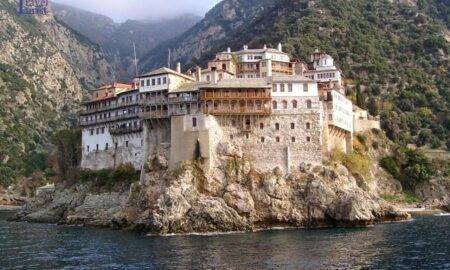Muntele Athos, grav afectat de pandemie! Peste 1000 de călugări s-au îmbolnăvit și 8 au murit 