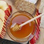 O lingură de miere consumată pe stomacul gol face minuni pentru sănătate. Beneficiile pe care le are asupra corpului